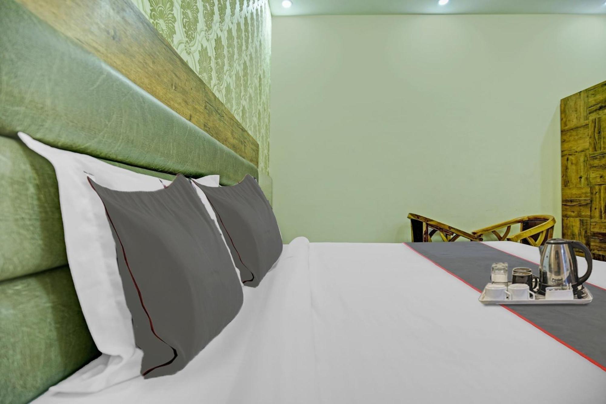 Collection O Rd Hotel Zirakpur Exteriör bild