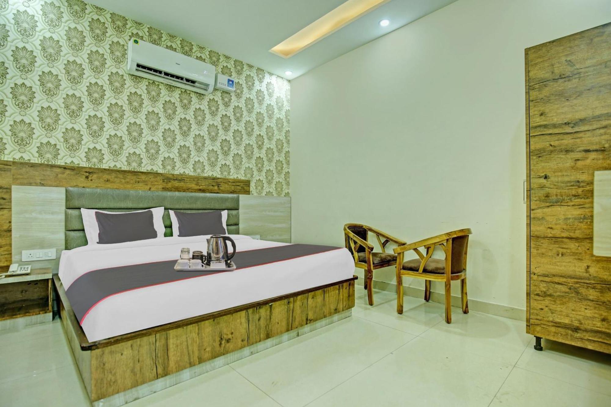 Collection O Rd Hotel Zirakpur Exteriör bild