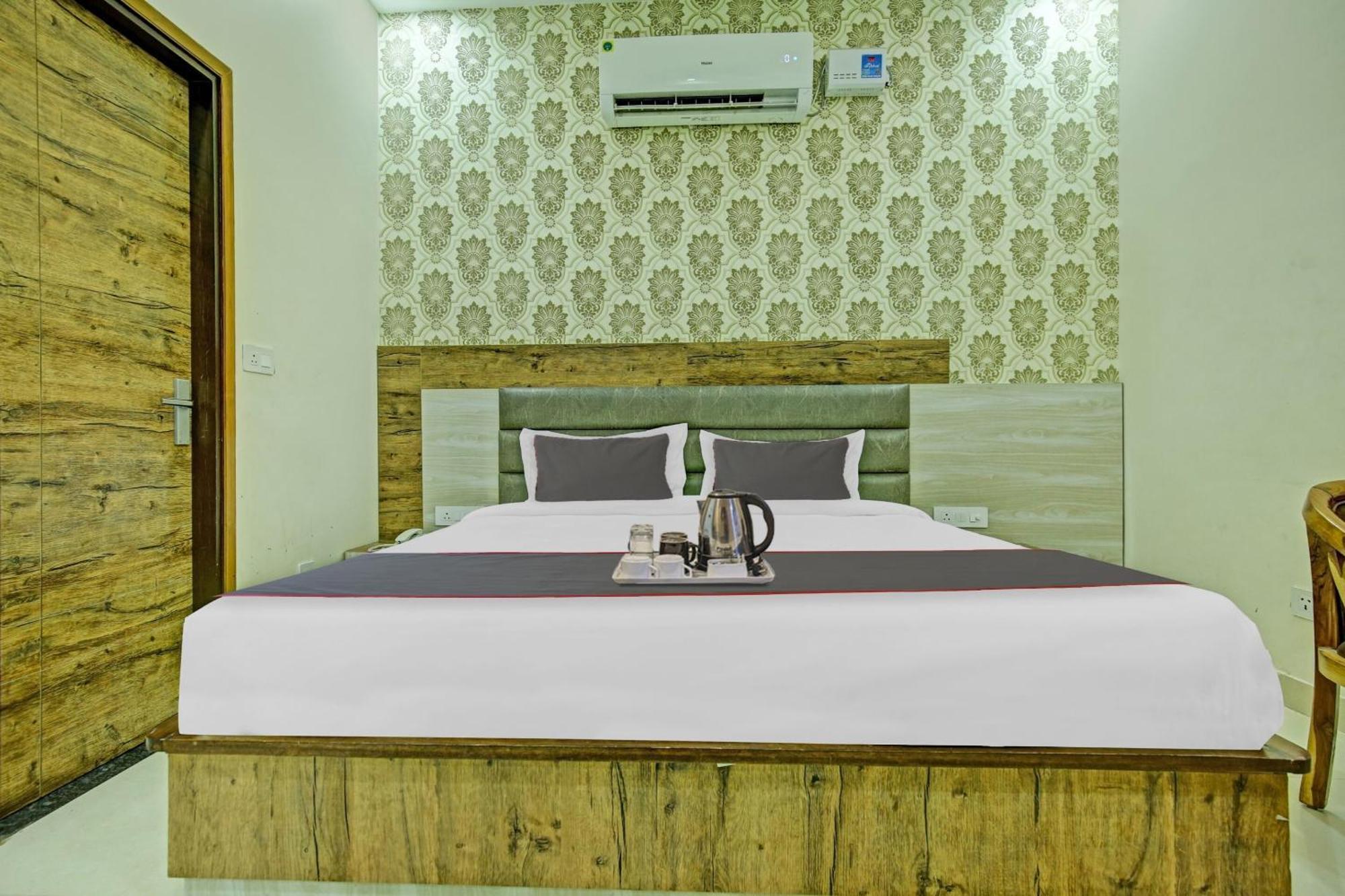 Collection O Rd Hotel Zirakpur Exteriör bild