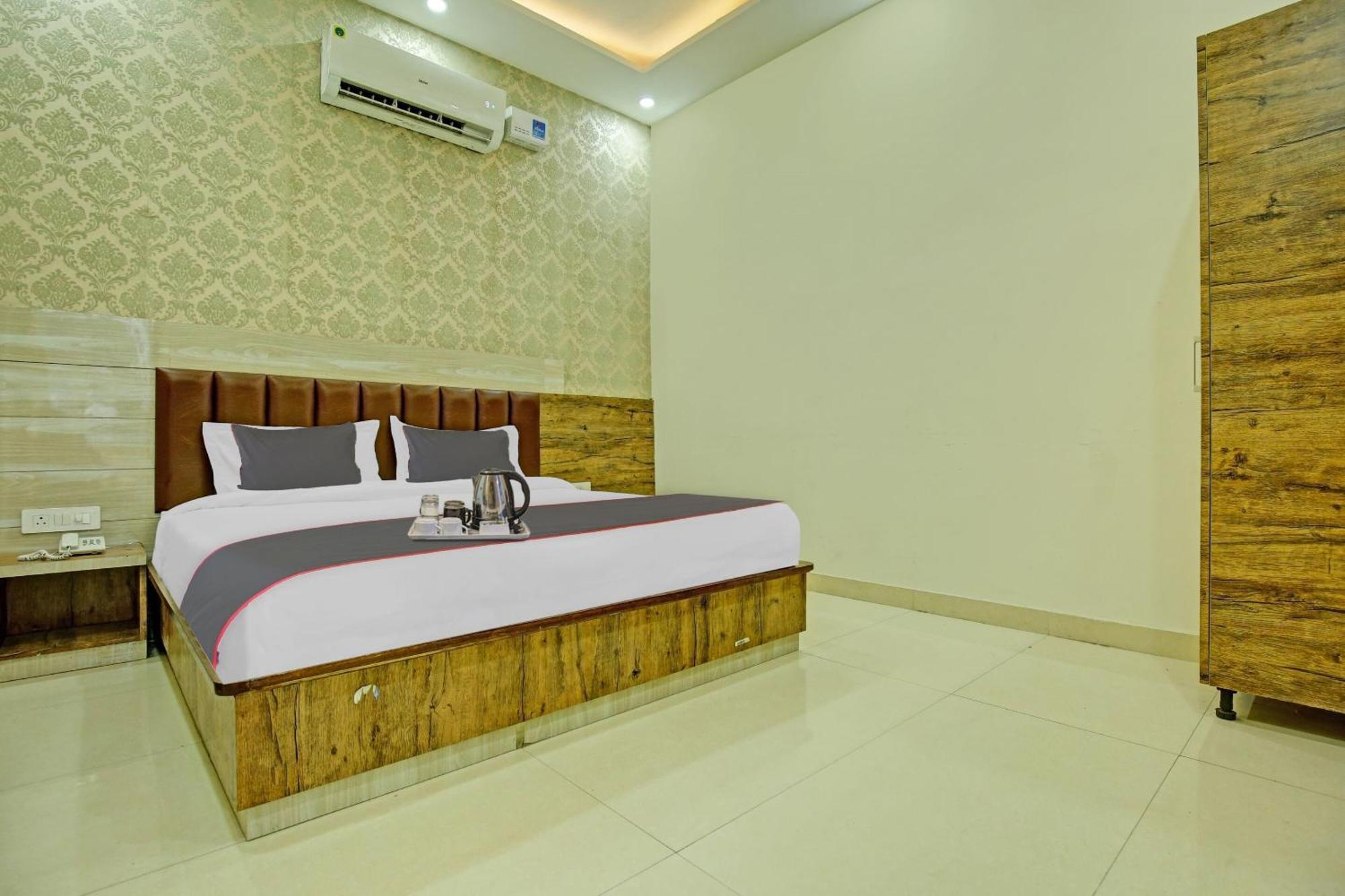 Collection O Rd Hotel Zirakpur Exteriör bild