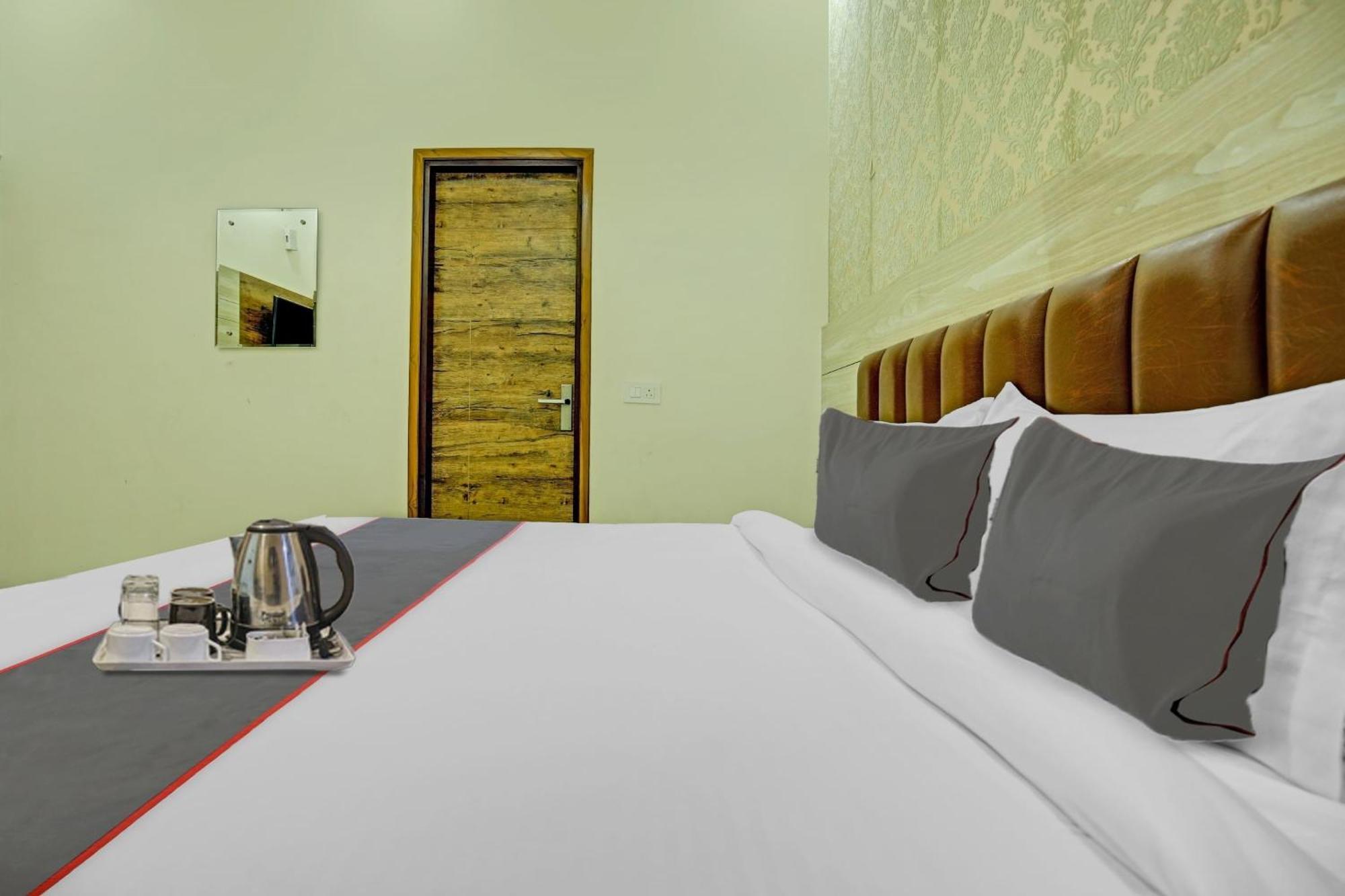Collection O Rd Hotel Zirakpur Exteriör bild