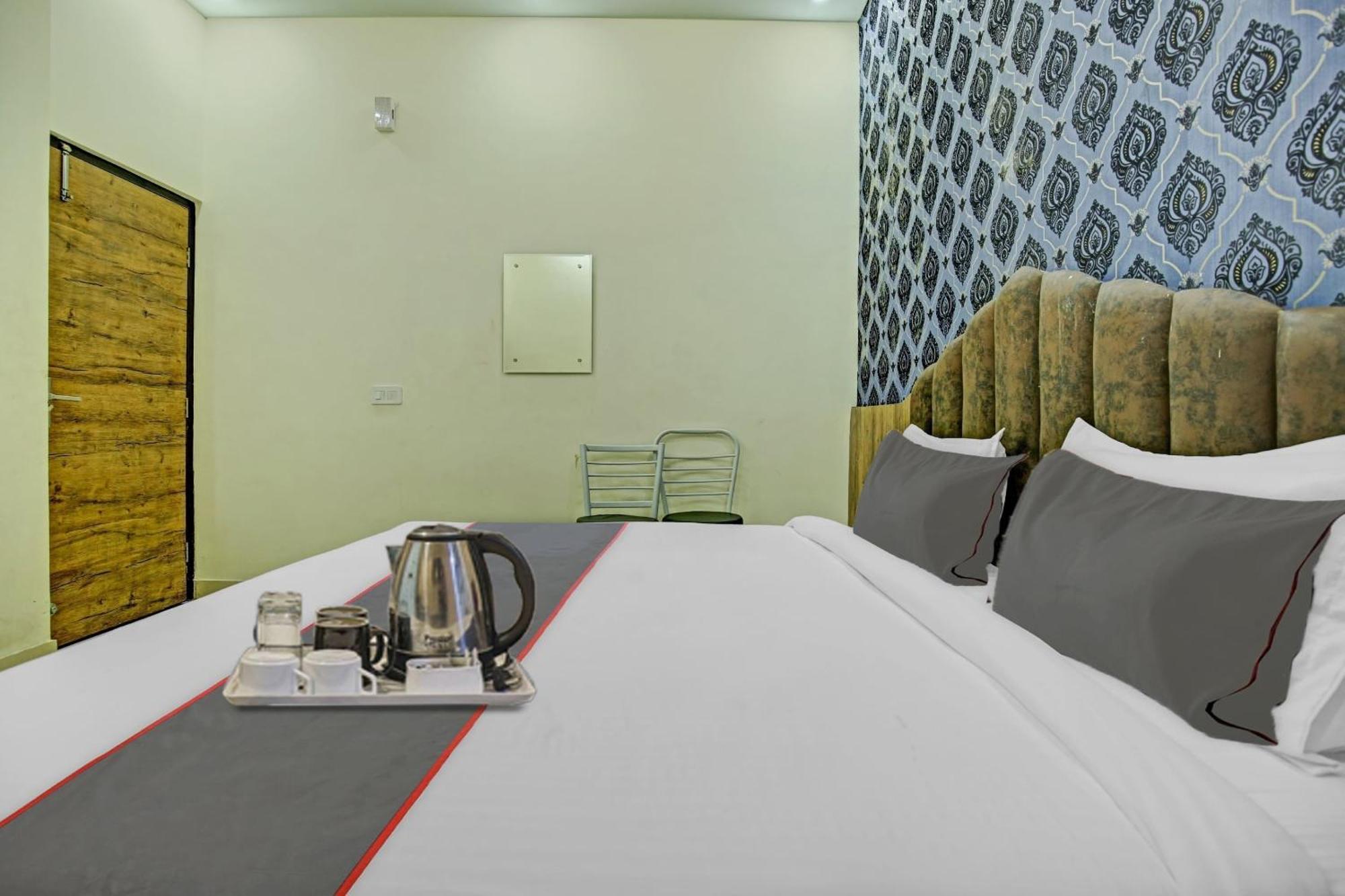 Collection O Rd Hotel Zirakpur Exteriör bild