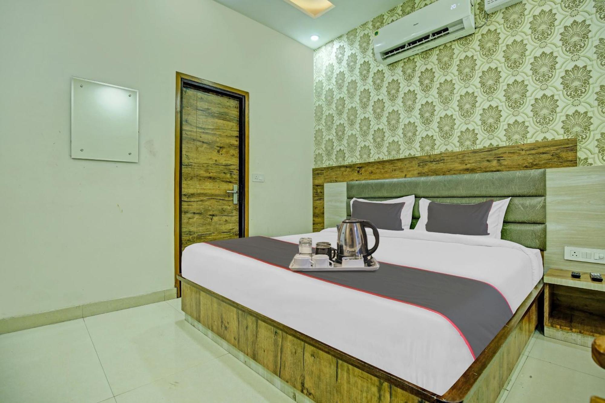 Collection O Rd Hotel Zirakpur Exteriör bild