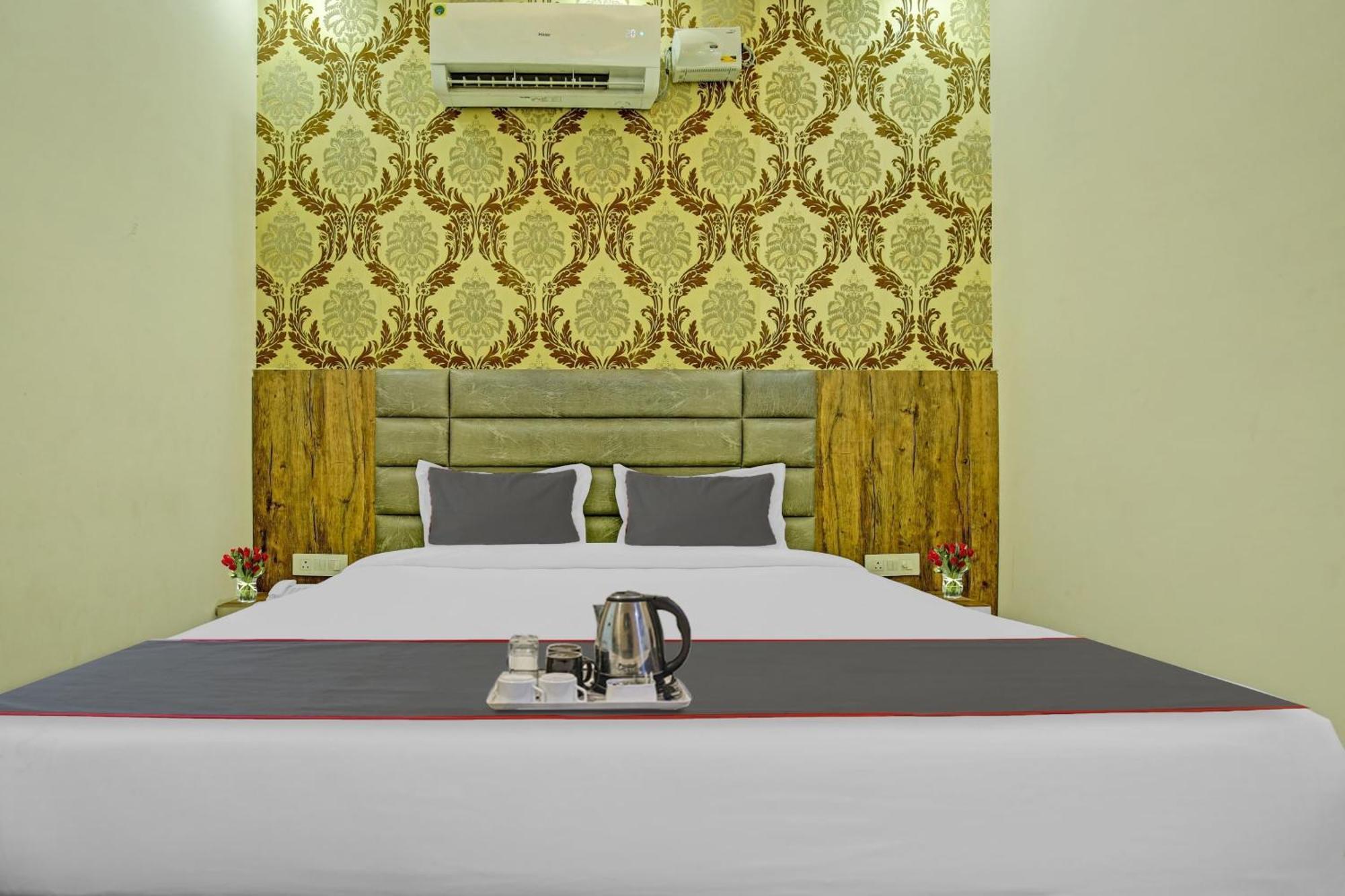 Collection O Rd Hotel Zirakpur Exteriör bild